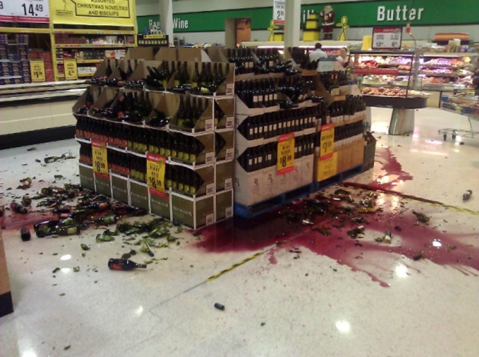 Нужно ли платить за разбитые бутылки в супермаркете: ответ юриста
