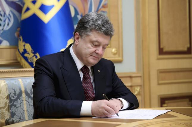 Порошенко подписал пролонгацию закона об особом статусе Донбасса
