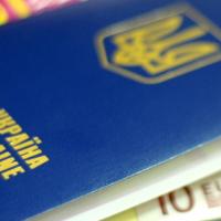 Яценюк обжаловал в суде постановление НБУ о предъявлении паспорта при обмене валют